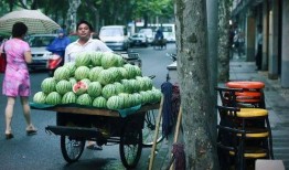 青岛路边吃瓜,夏日休闲新风尚